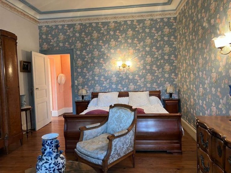 Vaste chambre dans un magnifique château du 19e