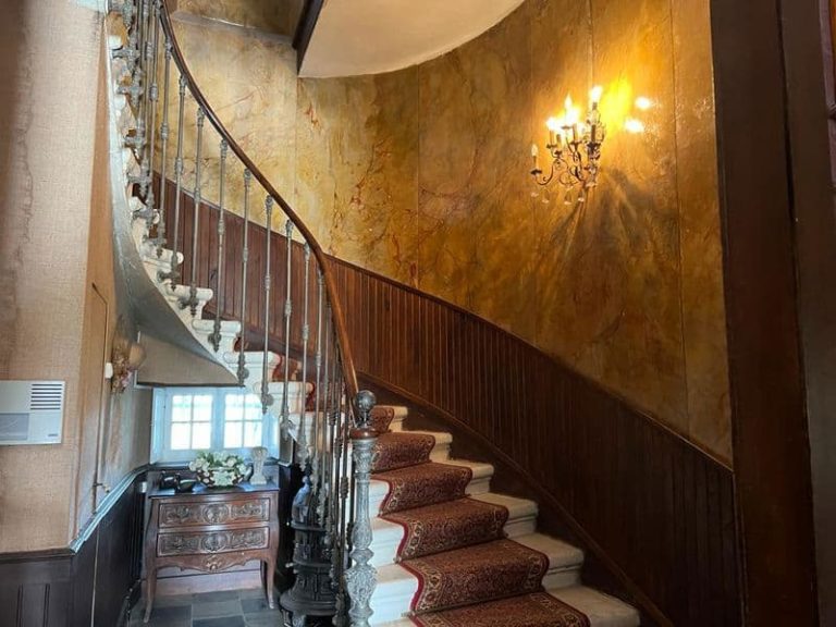 Escalier du château du 19e dans le Béarn