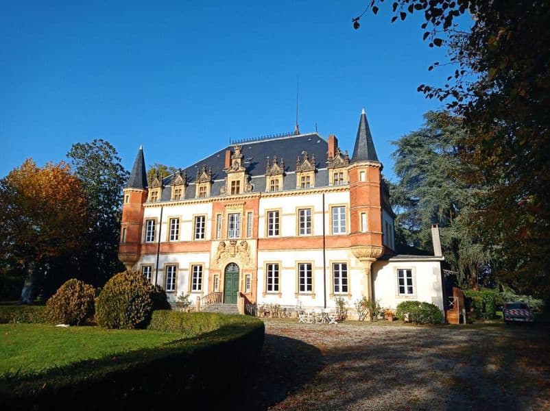 Majestueuse façade au soleil couchant du château béarnais du 19e
