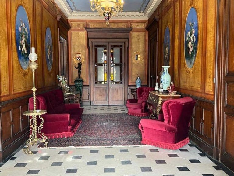 L'intérieur du château du 19e et ses délicats murs peints