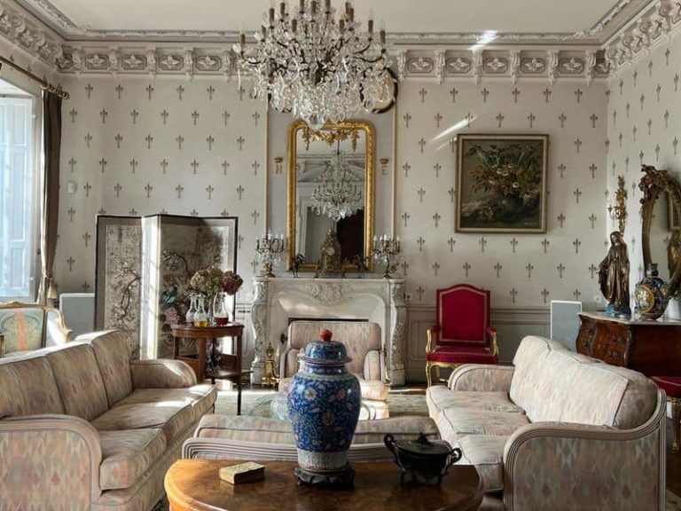Salon restauré avec cheminée et trumeau dans un château béarnais du 19e