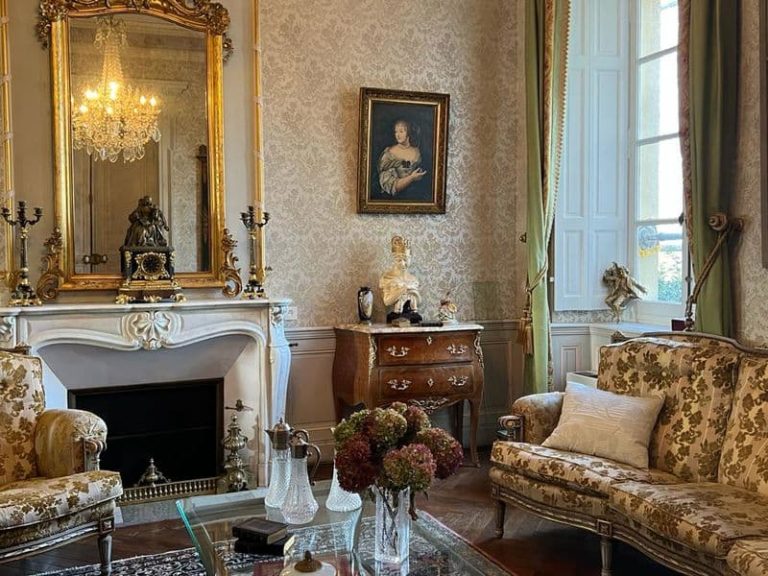 Détail d'une cheminée dans un château béarnais du 19e