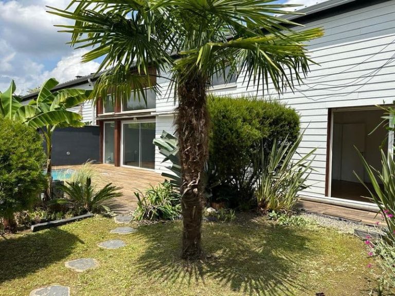 Jardin et piscine d'une maison comme un appartement
