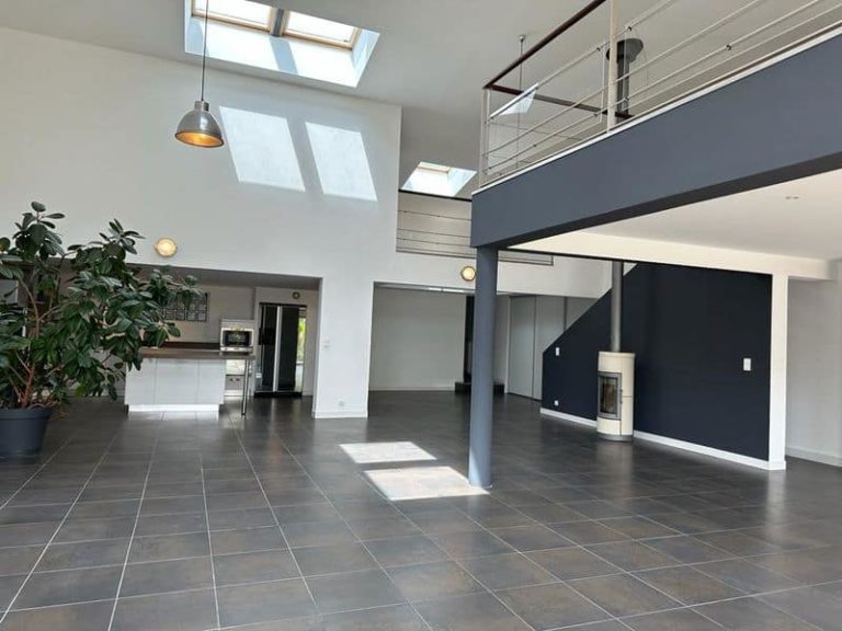 Intérieur spacieux et moderne d'une maison comme un appartement à Idron