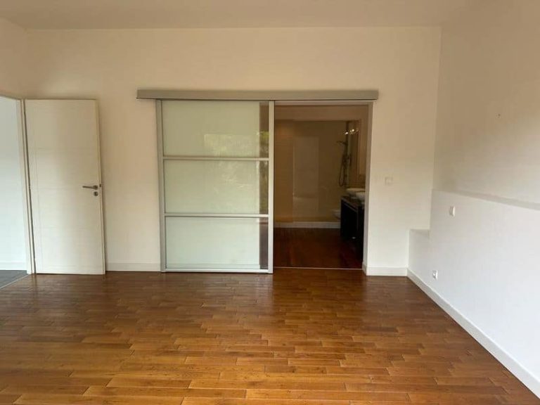 Chambre avec sa salle de bain d'une maison comme un appartement