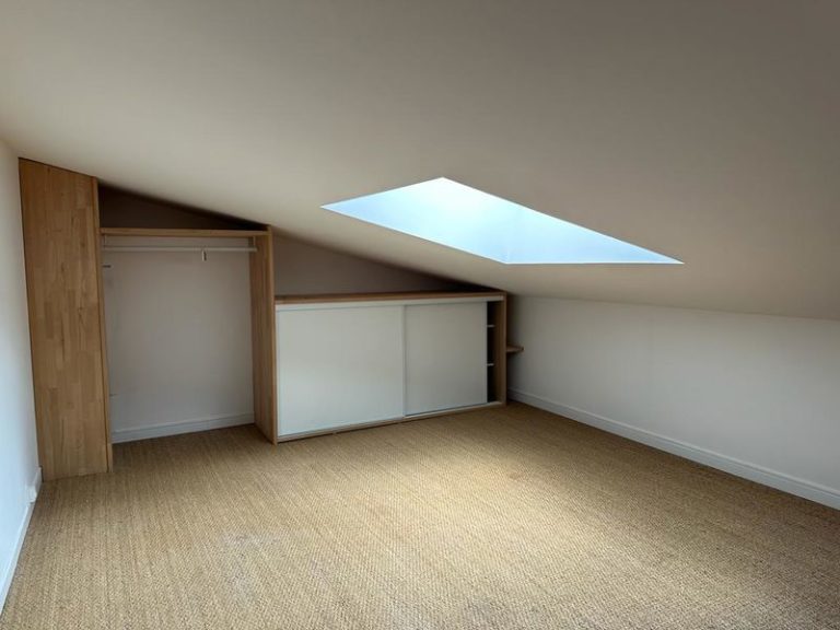 Chambre sous les toits d'une maison comme un appartement