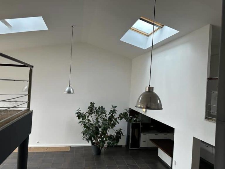 Beaux volumes sous plafond de ce loft comme une maison