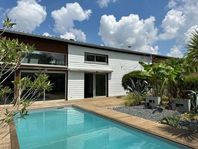 Belle piscine d'une maison comme un appartement rénové à Idron