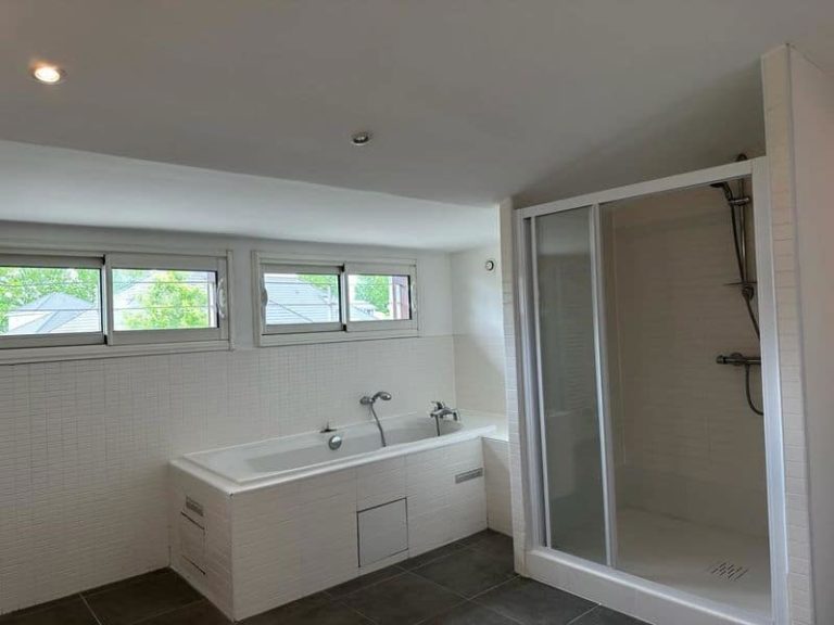 Vaste salle de bain dans un lot rénové à Idron