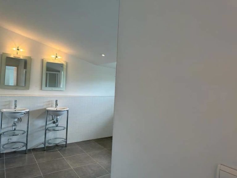 Vaste salle de bain et lavabos dans un lot rénové à Idron