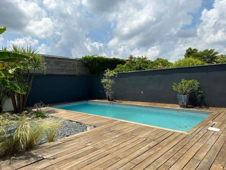 Piscine et terrasse dans une maison comme un appartement rénové à Idron