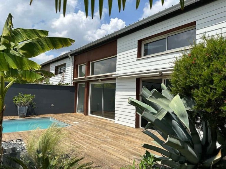 Façade, piscine et terrasse d'une maison comme un appartement rénové à Idron