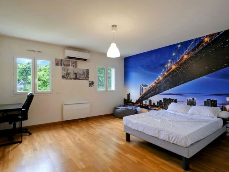 Vaste chambre d'une villa provençale à Idron