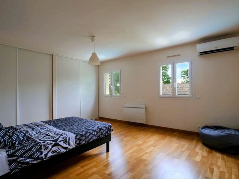 Chambre avec de grands placards d'une villa provençale à Idron