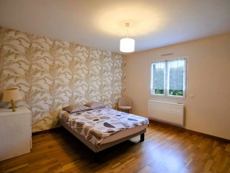 Chambre avec parquet d'une villa provençale à Idron