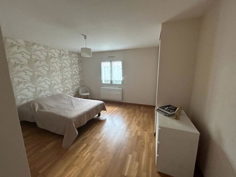 Vaste chambre avec placards d'une villa provençale à Idron