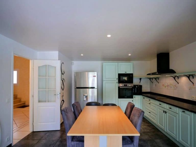 Cuisine équipée haut de gamme d'une belle villa provençale