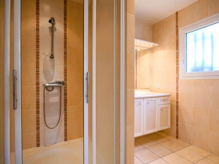 Salle de bain avec belles prestations à Idron