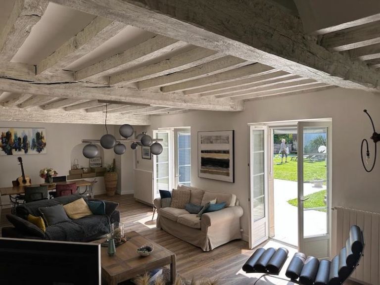 Vaste séjour lumineux avec poutres apparentes et parquet dans une maison de charme près de Lescar