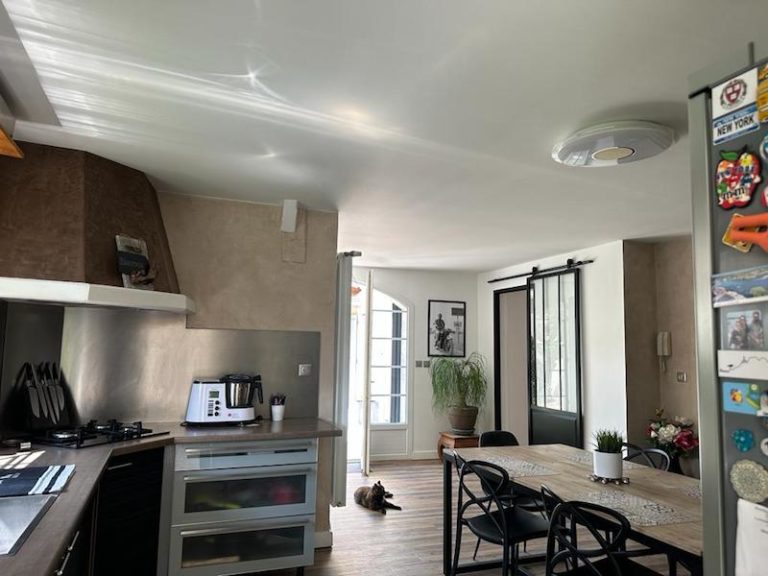 Cuisine équipée haut de gamme dans une maison de charme près de Lescar