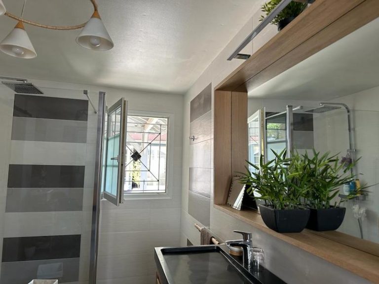 Salle de bain dans une maison de charme près de Lescar