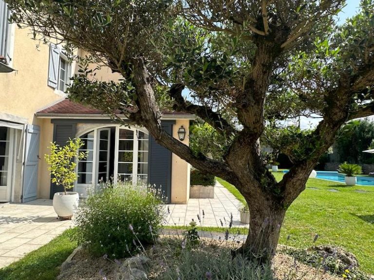Belle terrasse donnant sur le jardin et la piscine dans une maison de charme près de Lescar
