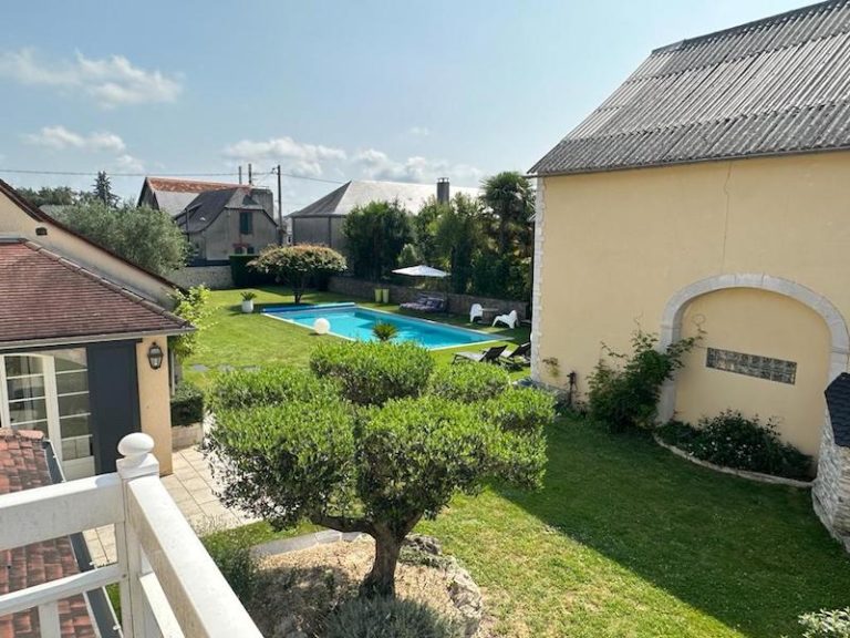 Maison de charme près de Pau avec piscine et beau terrain
