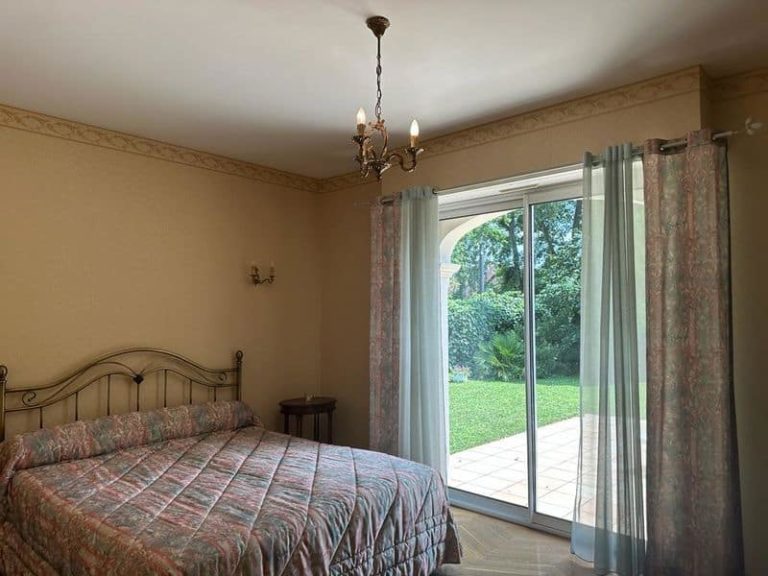 Chambre donnant sur une terrasse dans une belle maison à Lescar