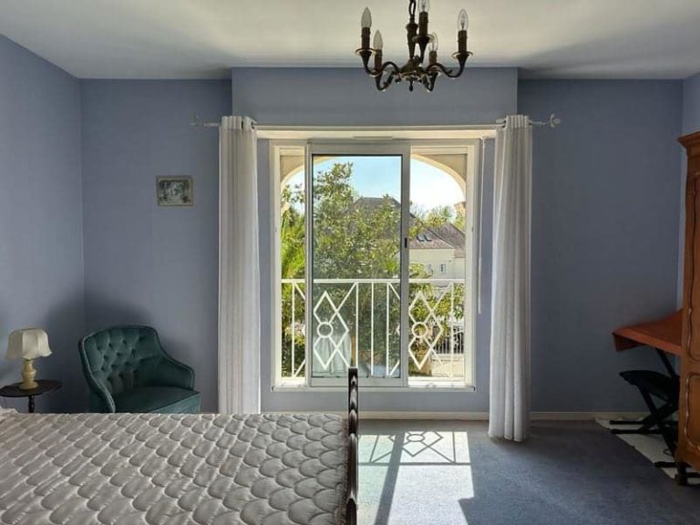 Vaste chambre lumineuse dans une belle maison à Lescar