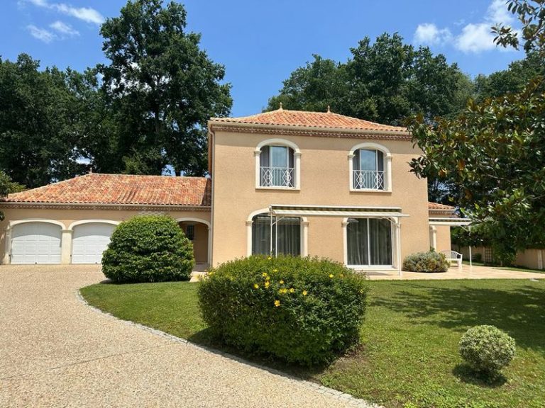 Belle maison avec son jardin à Lescar