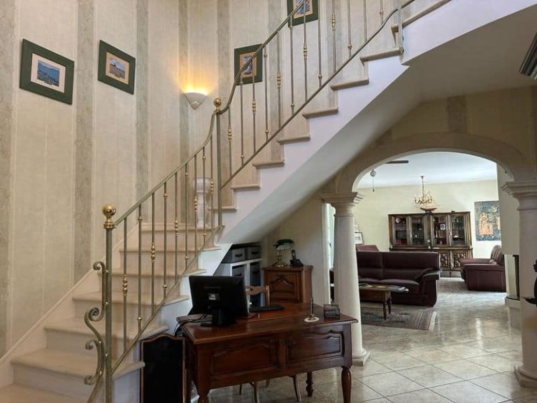 Escalier et vaste pièce à vivre dans une belle maison à Lescar