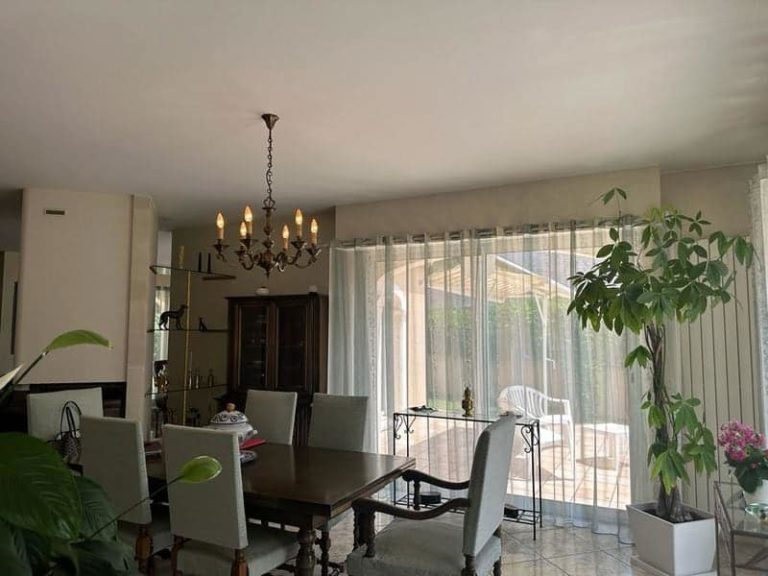 Salle à manger donnant sur la terrasse d'une belle maison à Lescar