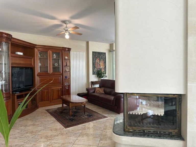 Salon avec cheminée d'une belle maison à Lescar