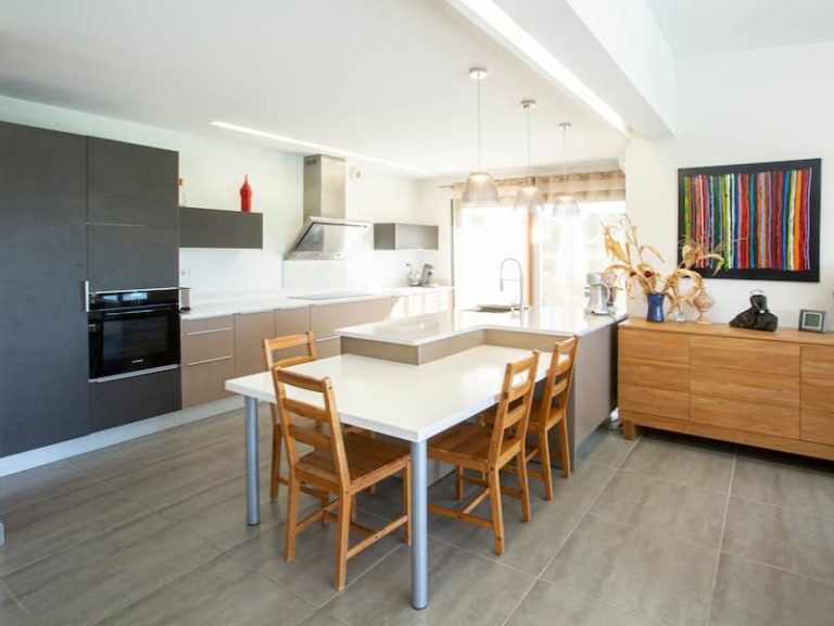 Cuisine équipée d'une villa d'architecte à Pau (64)