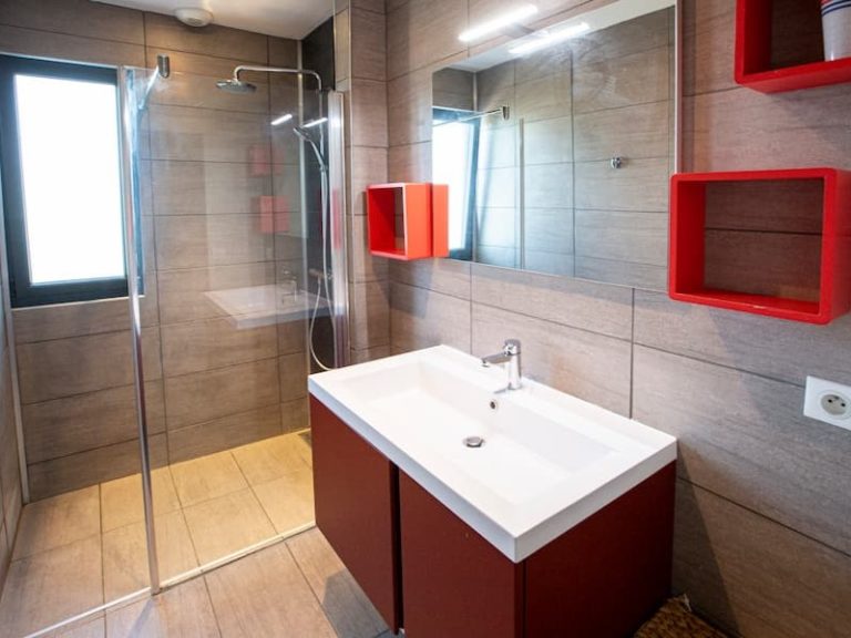 Salle d'eau d'une villa d'architecte à Pau (64)