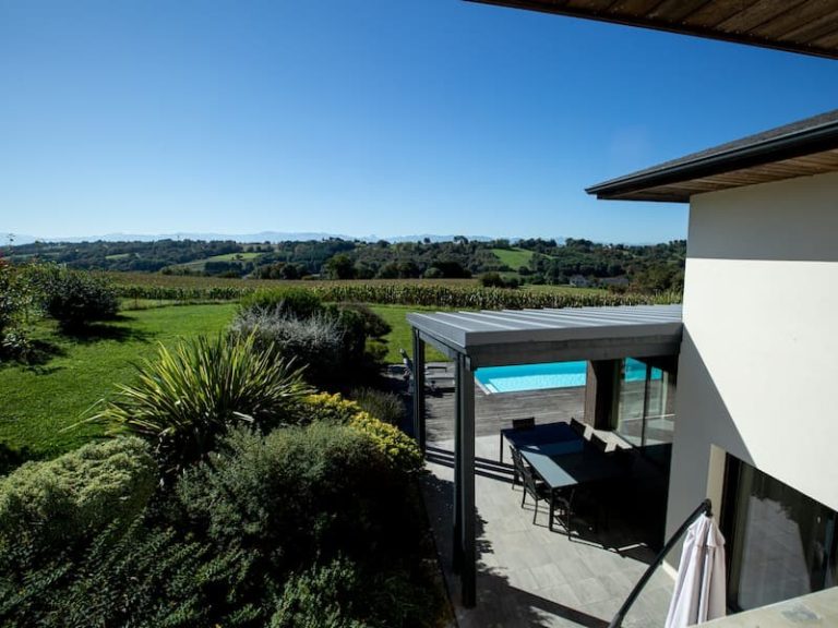 Villa d'architecte avec piscine et une vue magnifique sur les