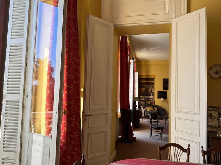 Enfilade de pièces d'un appartement de restige à Pau