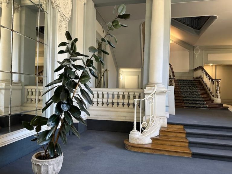 Hall d'un bel immeuble au centre de Pau
