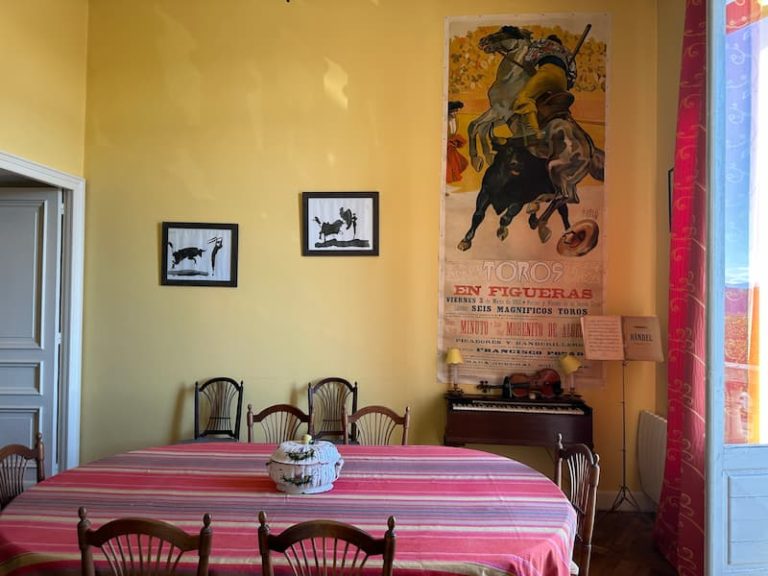 Salle à manger d'un appartement de prestige à Pau