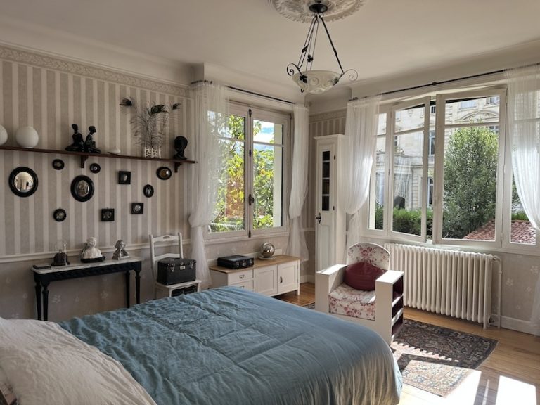 Chambre lumineuse dans une maison de charme à Trespoey, Pau