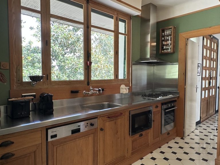 Cuisine équipée et séparée dans une maison de charme à Trespoey