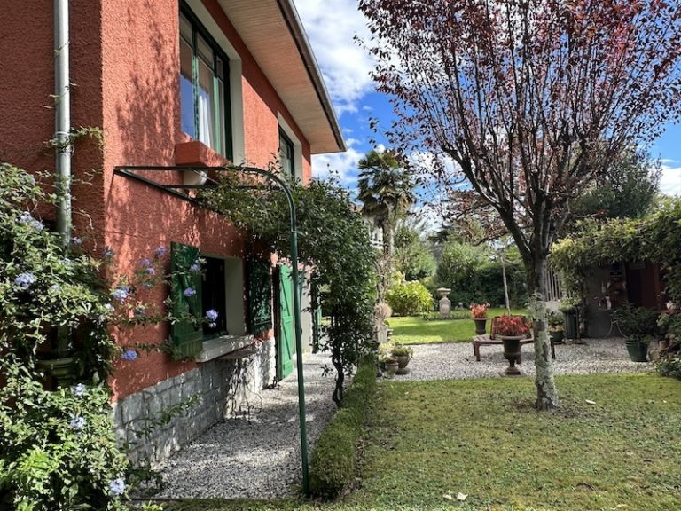 Jardin arboré d'une maison de charme à Trespoey