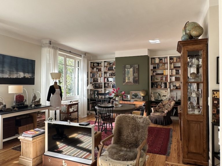 Vaste salon au premier étage dans une maison de charme à Trespoey